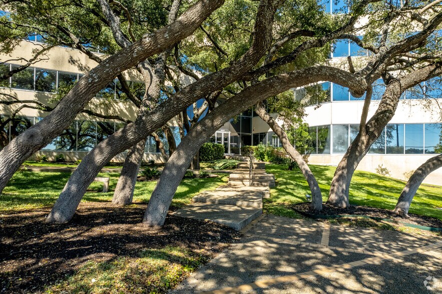 8207 Callaghan Rd, San Antonio, TX à louer - Photo du bâtiment - Image 3 de 6