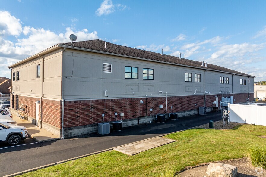 3631 Brookwall Dr, Akron, OH à louer - Photo du bâtiment - Image 3 de 5