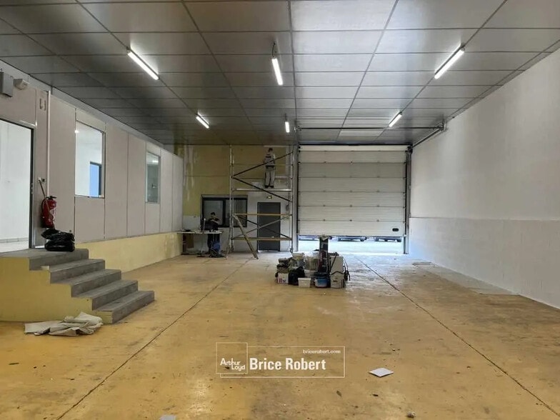 Office in Villeurbanne for lease - Interior Photo - Image 2 of 5