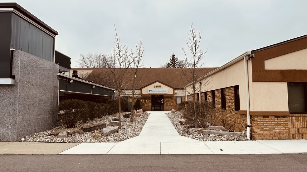 28511 Orchard Lake Rd, Farmington Hills, MI for lease - Primary Photo - Image 1 of 11