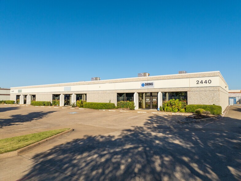 2440 Lacy Ln, Carrollton, TX à louer - Photo du bâtiment - Image 3 de 6