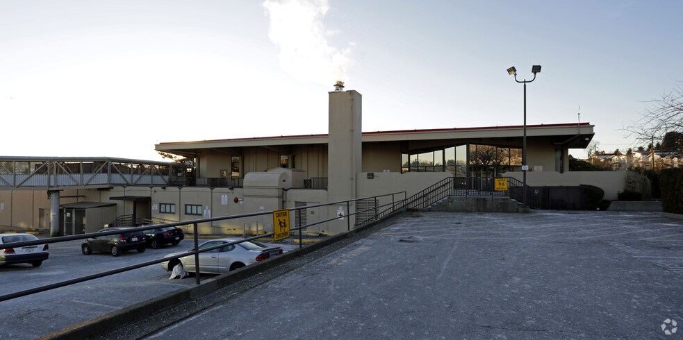 3150-3260 Broadway E, Vancouver, BC à louer - Photo du bâtiment - Image 3 de 9