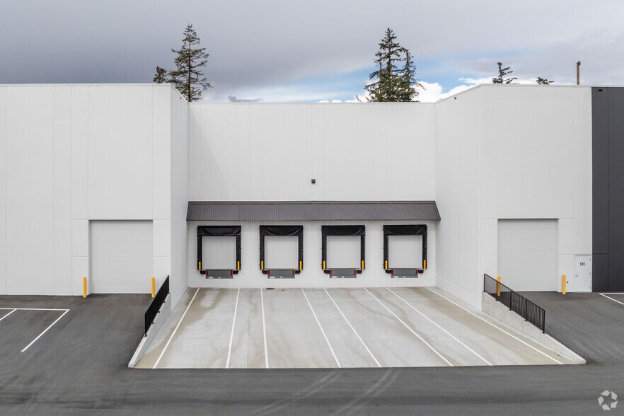 19138 32 Av, Surrey, BC à louer - Photo du bâtiment - Image 3 de 6