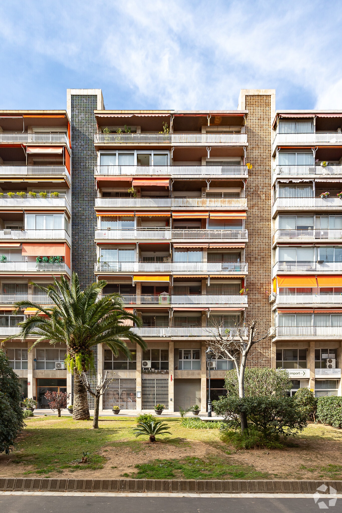 Retail in Barcelona, Barcelona for lease Primary Photo- Image 1 of 16