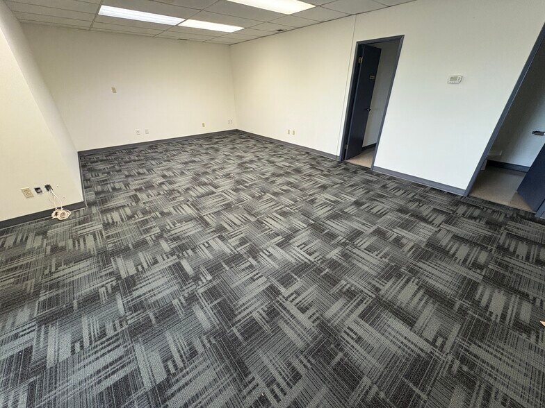 9730-9738 51st Ave NW, Edmonton, AB à louer - Photo du bâtiment - Image 2 de 3