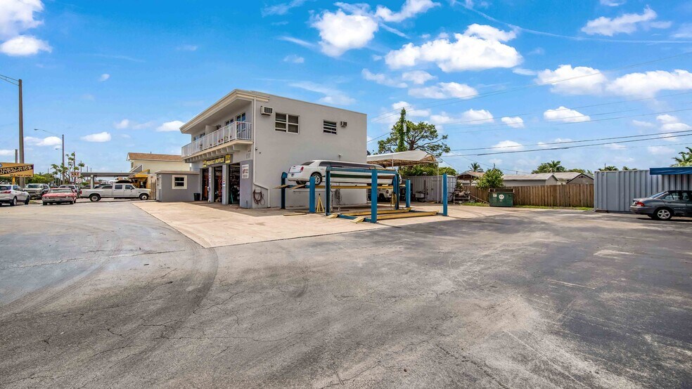 250 NE 44th St, Oakland Park, FL à vendre - Photo du bâtiment - Image 2 de 32