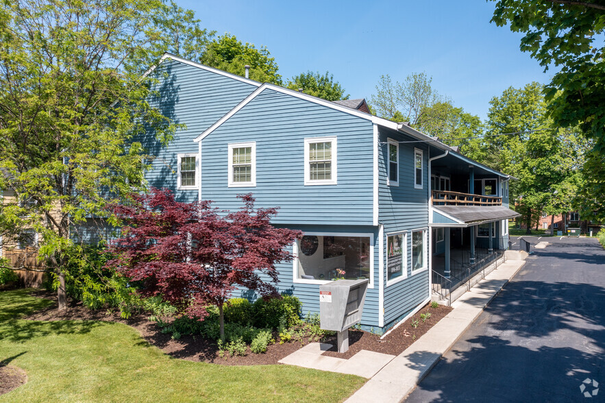 1065 Main St, Fishkill, NY à louer - Photo du bâtiment - Image 1 de 4