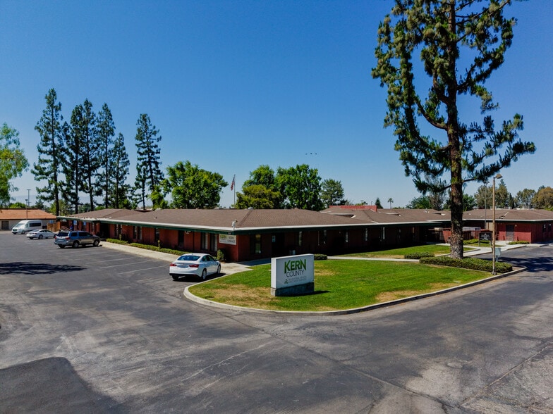 2525 N Chester Ave, Bakersfield, CA à vendre - Photo du bâtiment - Image 1 de 8