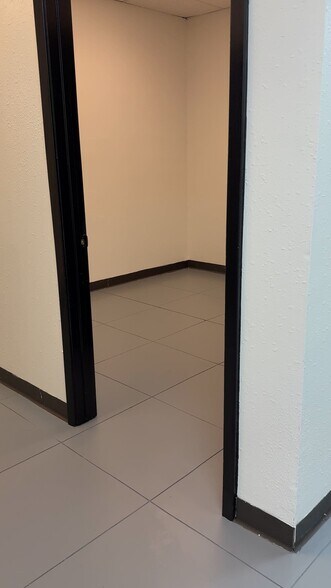 2910 Antoine Dr, Houston, TX à louer - Vidéo sur l’inscription commerciale - Image 3 de 21