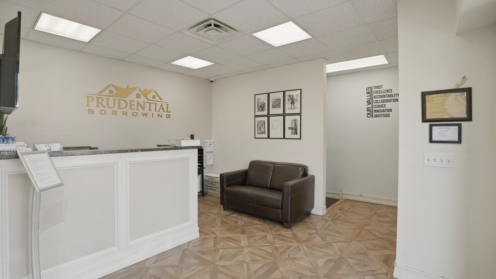 450 Sunrise Hwy, Rockville Centre, NY for sale - Interior Photo - Image 3 of 58