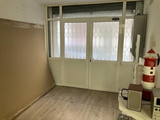 Plus de détails pour Multi-résidentiel à vendre