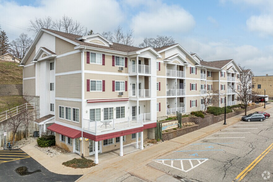 8673 Ferry St, Montague, MI for sale - Primary Photo - Image 1 of 4