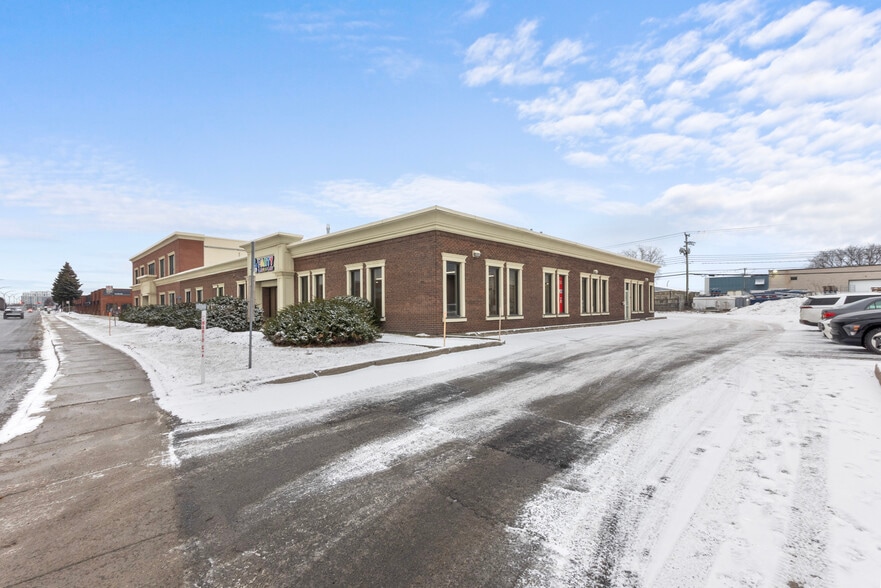 74-76 Boul Brunswick, Dollard-des-Ormeaux, QC à louer - Photo du bâtiment - Image 3 de 4