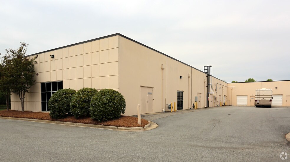 7343 W Friendly Ave, Greensboro, NC for lease - Building Photo - Image 2 of 11