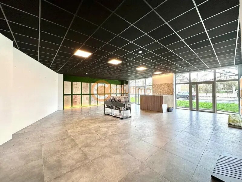Retail in Carbon-Blanc for lease Interior Photo- Image 1 of 6