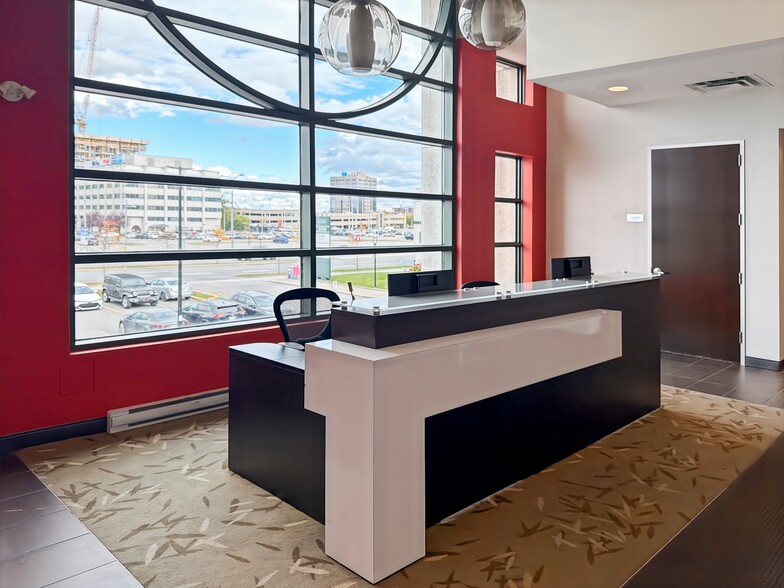 2572 Boul Daniel Johnson, Laval, QC à louer - Photo du bâtiment - Image 3 de 3
