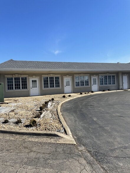 1600 E Main St, St Charles, IL for lease - Building Photo - Image 2 of 6