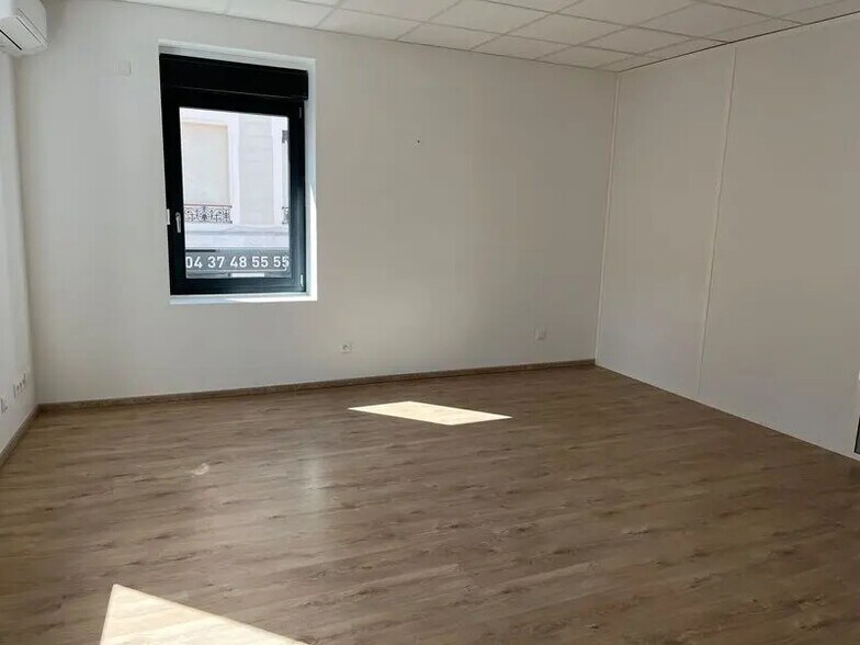 Bureau dans Villeurbanne à louer - Photo du bâtiment - Image 3 de 5