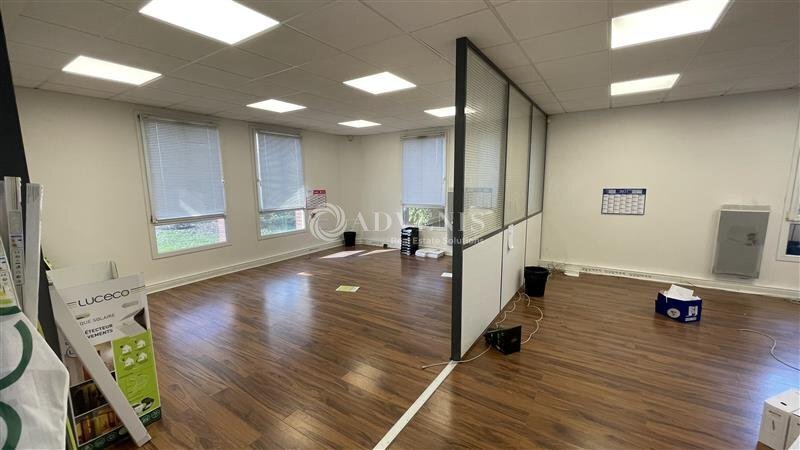 Office in Magny-le-Hongre for lease - Interior Photo - Image 1 of 7