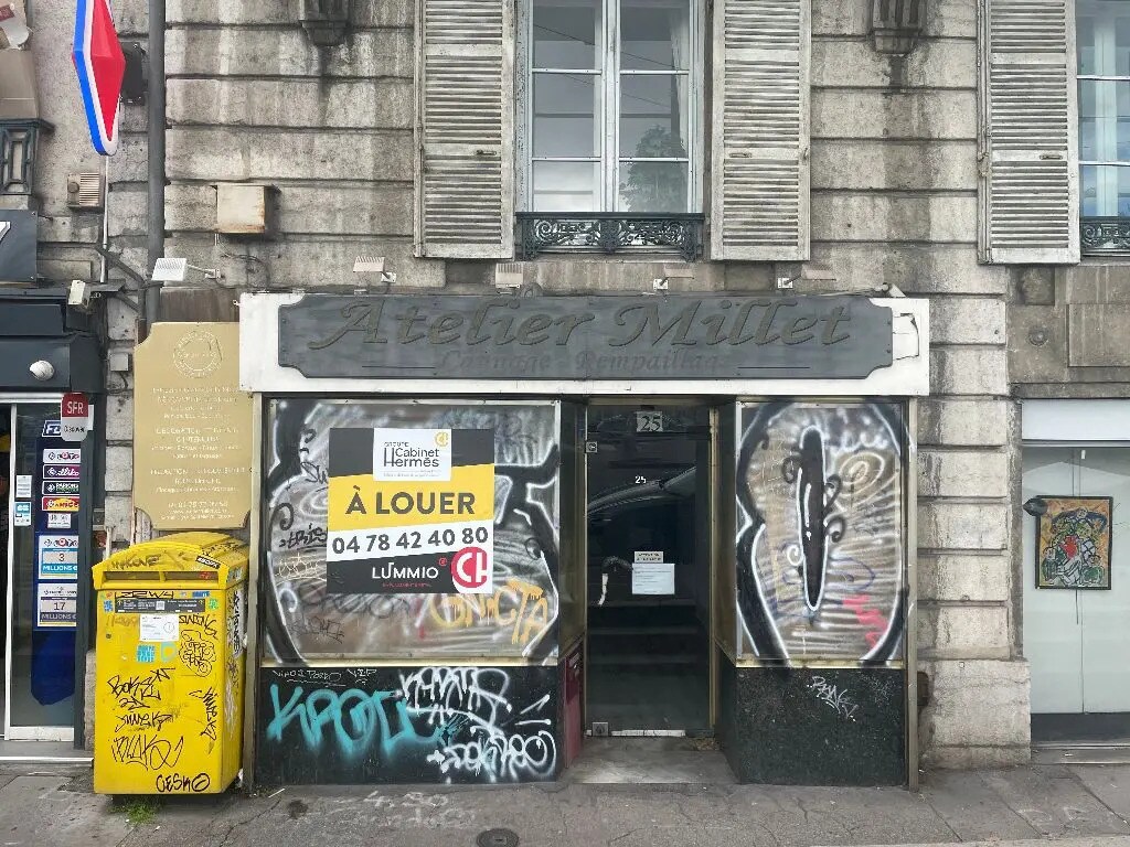 Retail in Lyon for lease Building Photo- Image 1 of 3