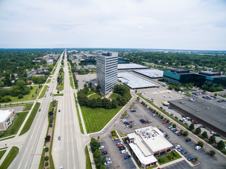 100 E Big Beaver Rd, Troy, MI for lease - Building Photo - Image 2 of 10