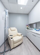 5673 Peachtree Dunwoody Rd NE, Atlanta, GA for lease Interior Photo- Image 2 of 6