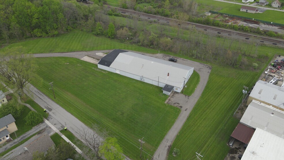 221 W Cherry St, Butler, IN à louer - Vidéo sur l’inscription commerciale - Image 2 de 13