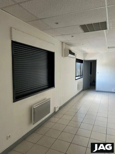 Office in Vaulx-en-Velin for lease - Interior Photo - Image 2 of 6