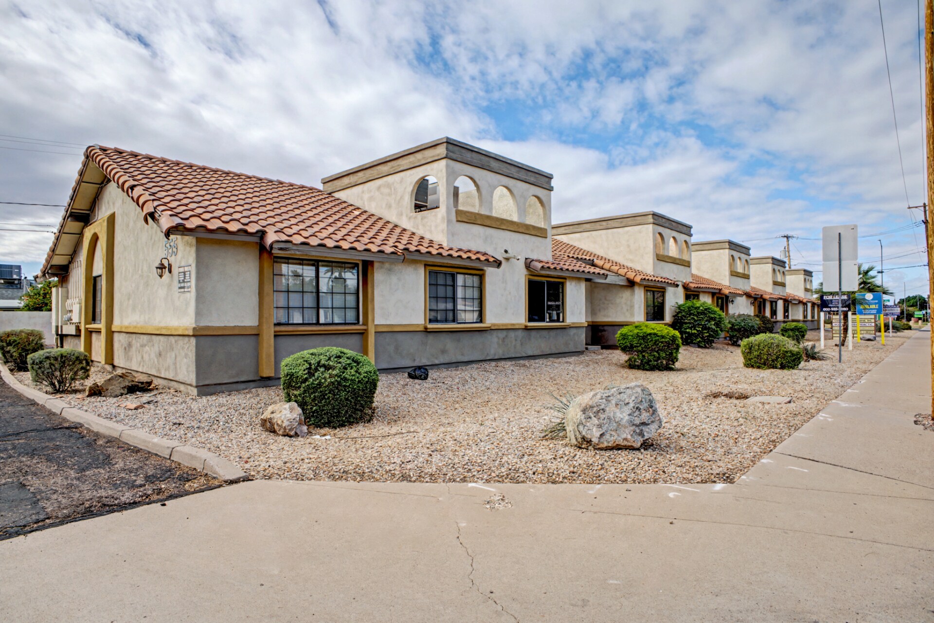 555 W University Dr, Mesa, AZ à vendre Photo du bâtiment- Image 1 de 28