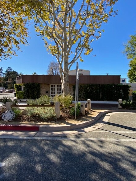 24237 Main St, Santa Clarita, CA à vendre - Photo du bâtiment - Image 2 de 20