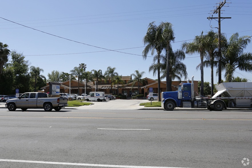 4403-4413 Riverside Dr, Chino, CA for lease - Primary Photo - Image 3 of 5