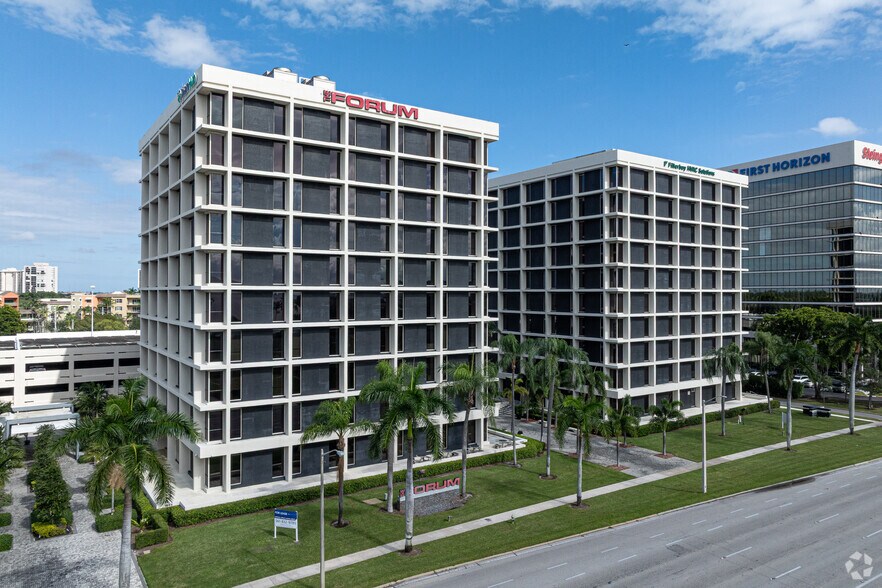 1665 Palm Beach Lakes Blvd, West Palm Beach, FL à louer - Photo du bâtiment - Image 3 de 17