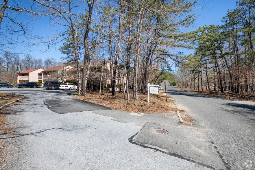 16 Goodfriend Dr, East Hampton, NY for lease - Building Photo - Image 2 of 24