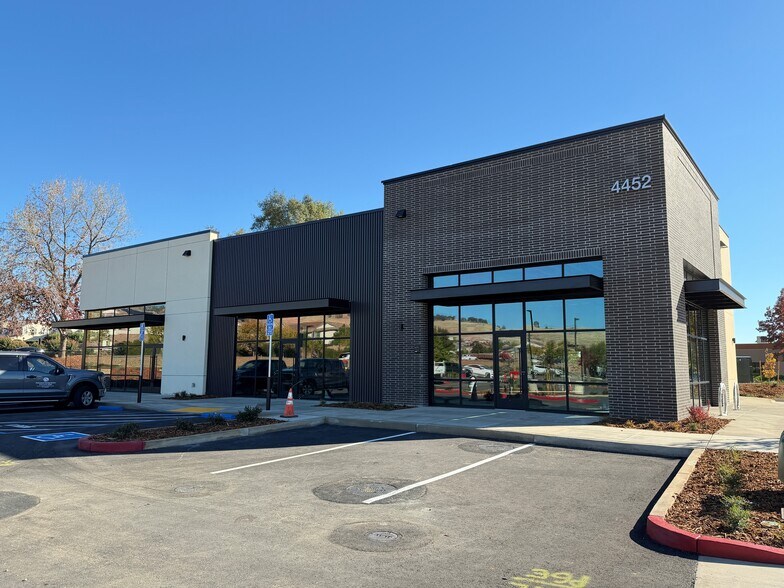 Latrobe Rd, El Dorado Hills, CA à louer - Photo du bâtiment - Image 2 de 4