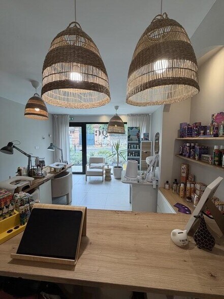 Retail in Toulouse for lease - Interior Photo - Image 2 of 2