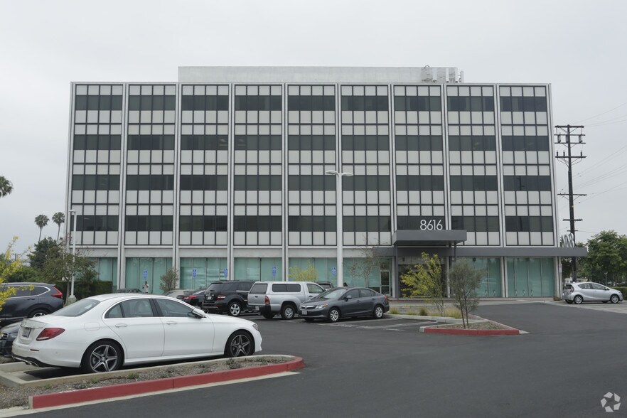 8616 La Tijera Blvd, Los Angeles, CA à louer - Photo du bâtiment - Image 1 de 11