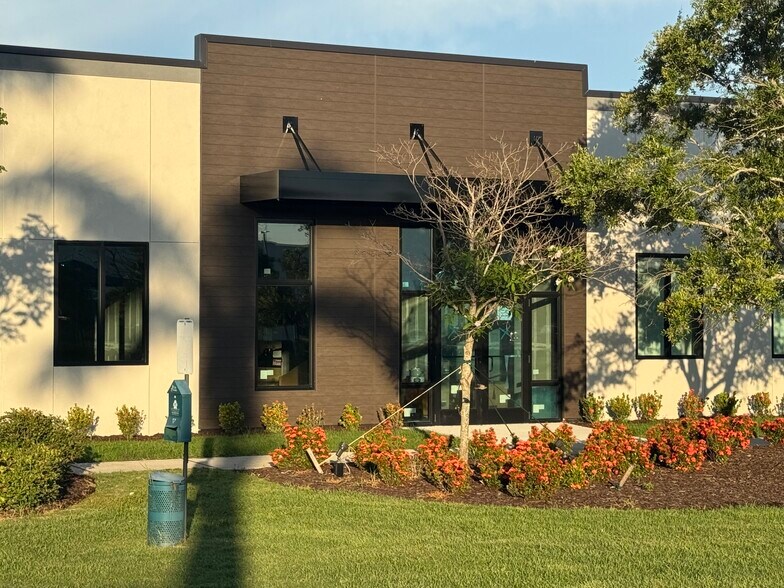 6355 Initiative Blvd, Sarasota, FL à louer - Photo du bâtiment - Image 2 de 31