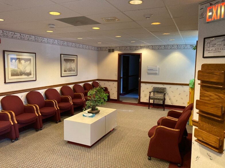 700 Coventry Dr, Phillipsburg, NJ for sale - Building Photo - Image 3 of 63