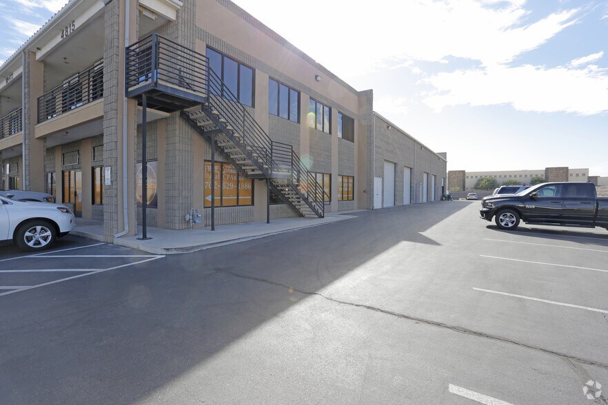 4815 W Russell Rd, Las Vegas, NV à louer - Photo du bâtiment - Image 3 de 4