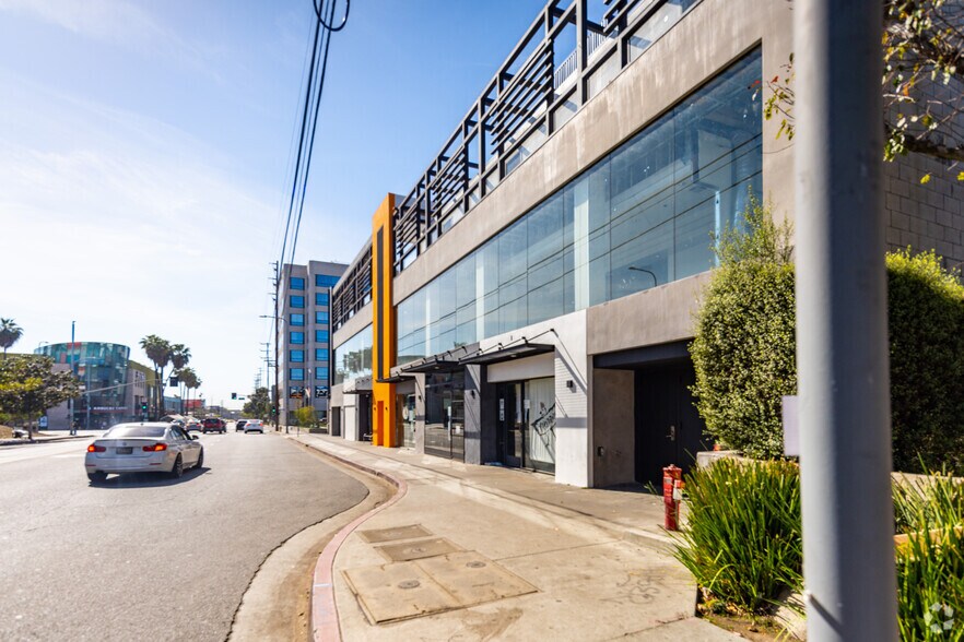 11301 W Olympic Blvd, Los Angeles, CA à louer - Photo du bâtiment - Image 3 de 10