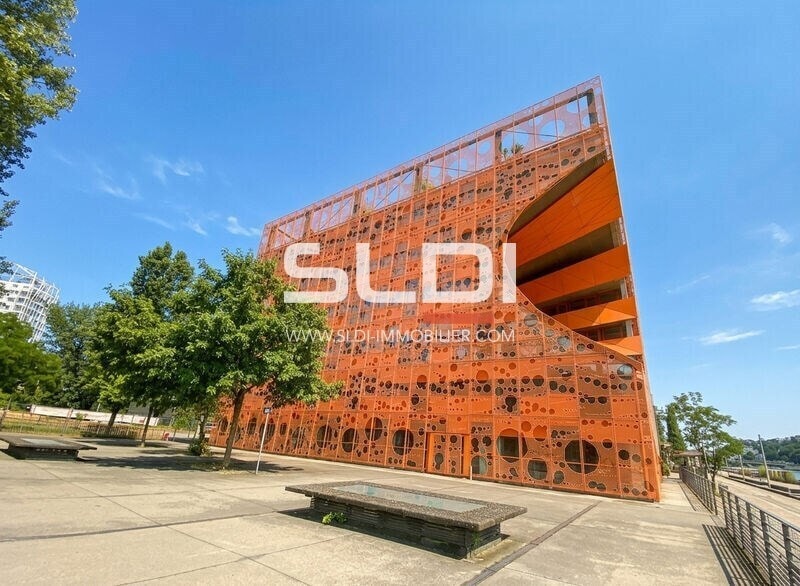 Office in Lyon for lease - Building Photo - Image 1 of 11