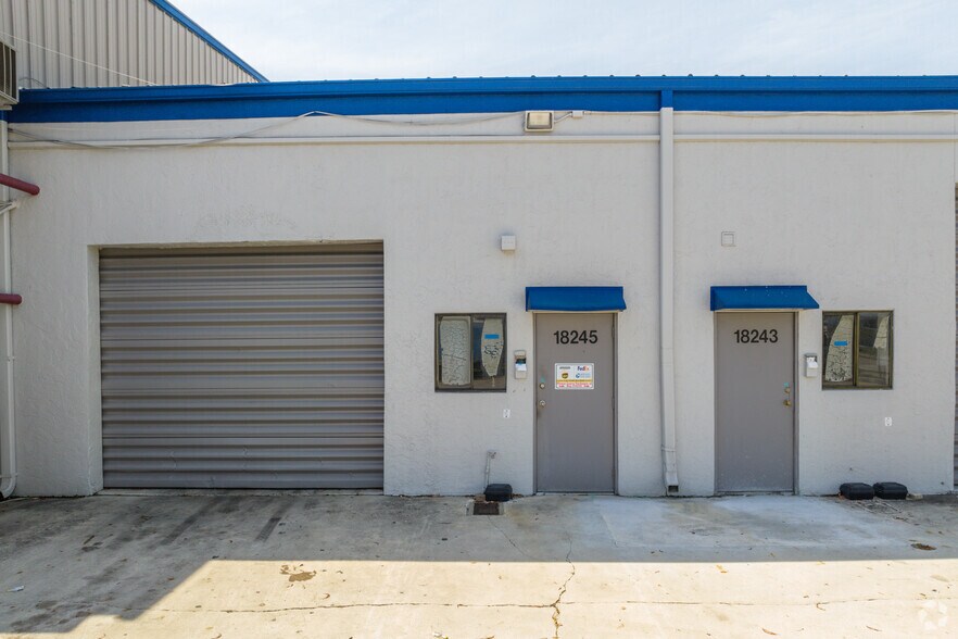 18227-18243 NE 4th Ct, Miami, FL à louer - Photo du bâtiment - Image 3 de 15