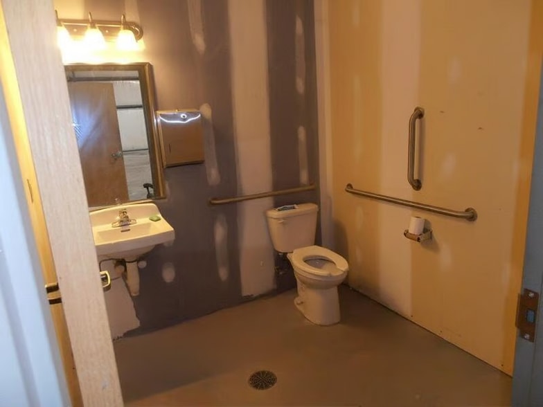 9930 Express Dr, Highland, IN for lease - Interior Photo - Image 3 of 6