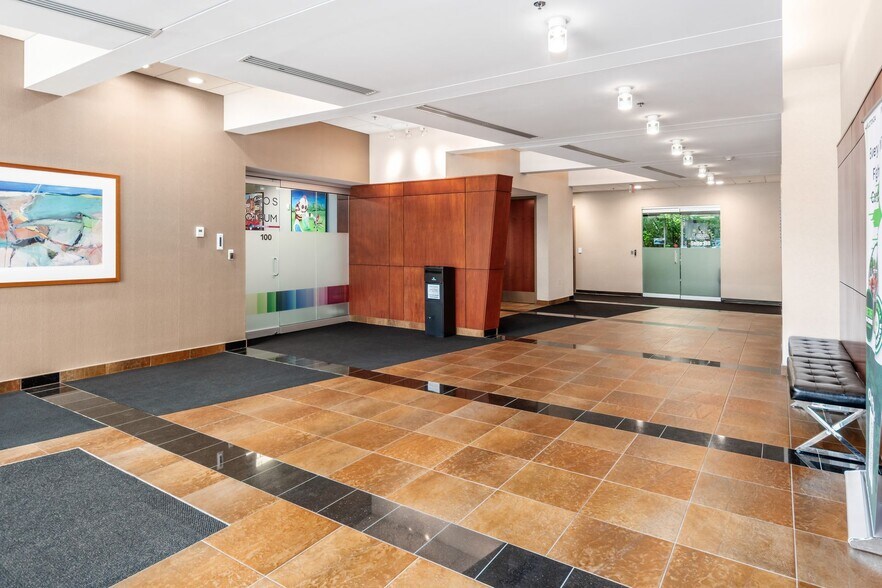 8740 Orion Pl, Columbus, OH à vendre - Photo du bâtiment - Image 2 de 16