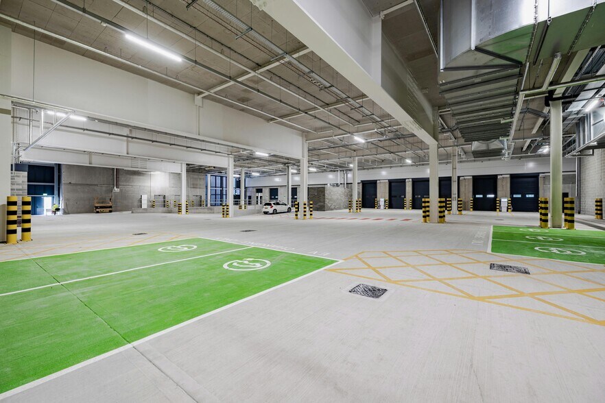 25-30 Mandela Way, Londres à louer - Photo du bâtiment - Image 2 de 12