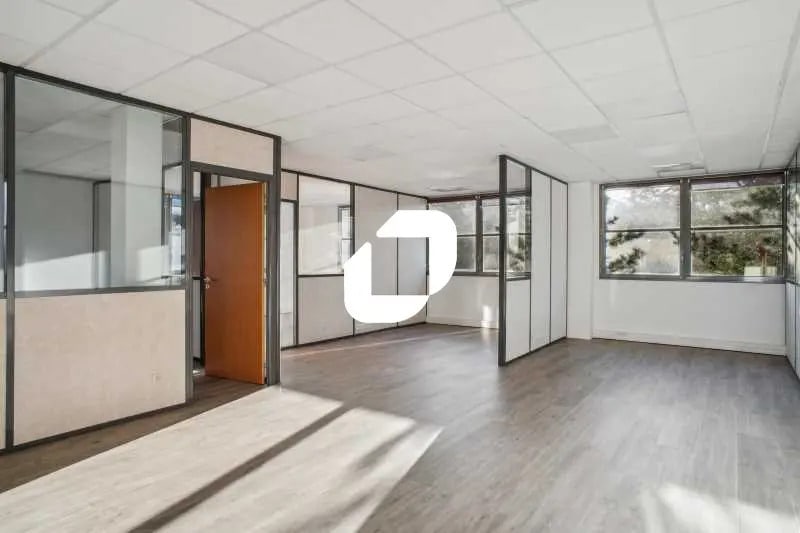 204 Route De Vourles, Saint-Genis-Laval for lease - Interior Photo - Image 2 of 13