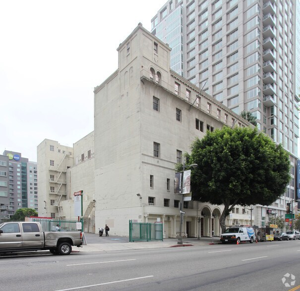 940 S Figueroa St, Los Angeles, CA à louer - Photo du bâtiment - Image 2 de 4