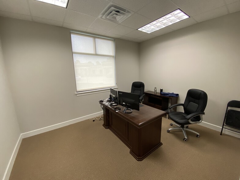 633 E Fernhurst Dr, Katy, TX for lease - Interior Photo - Image 2 of 13