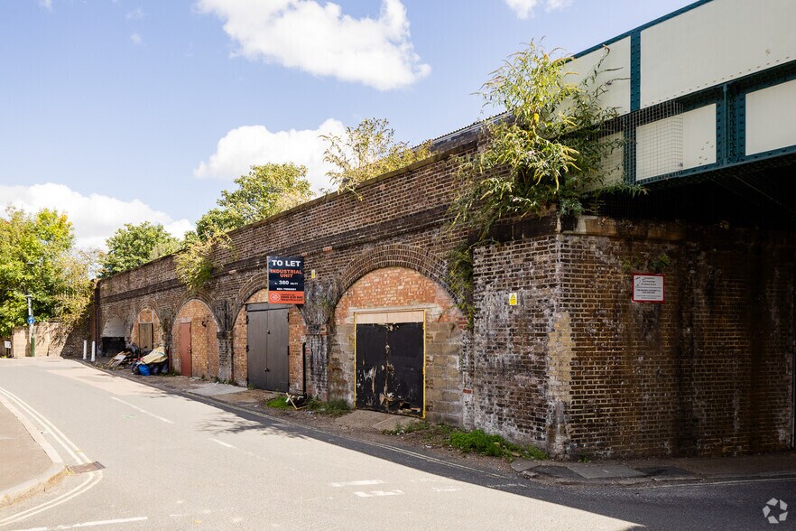 Marsh Farm Rd, Twickenham à louer - Photo du bâtiment - Image 2 de 2