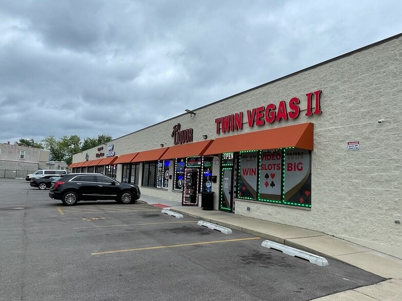 5633-5647 Roosevelt Rd, Cicero, IL for lease - Building Photo - Image 3 of 3